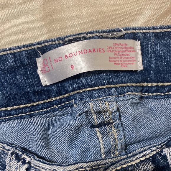 “No Boundaries” Denim Jean Capris size 9 - Picture 4 of 11